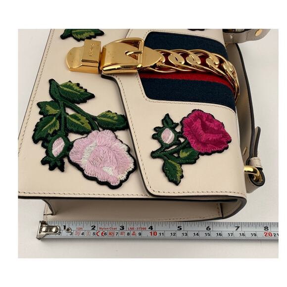 GUCCI Sylvie Embroidered Floral Shoulder Bag in White - Picture 16 of 16